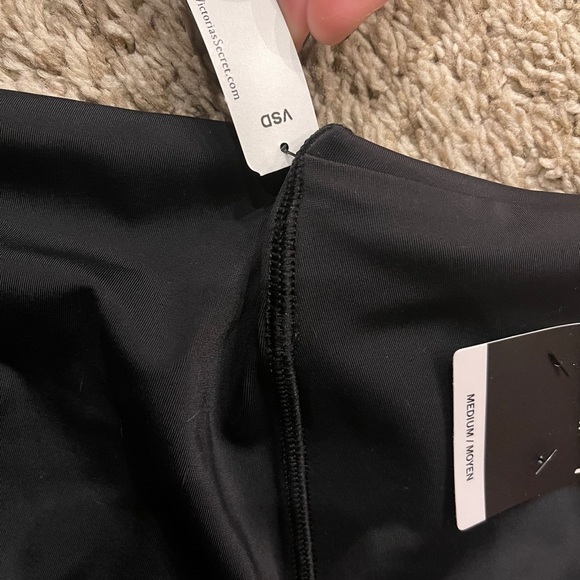 BRAND NEW VICTORIAS SECRET VS SPORT CROP LEGGINGS - Picture 4 of 6